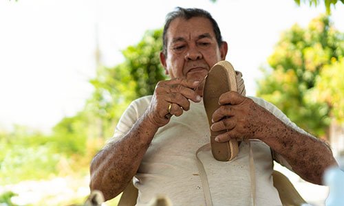 Reforma: ¿Por qué miles de adultos mayores se ven obligados a seguir trabajando?